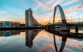 Riverside/Hydro apartment with parking, Glasgow